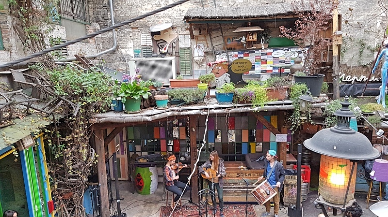 Szimpla Kert rauniobaari