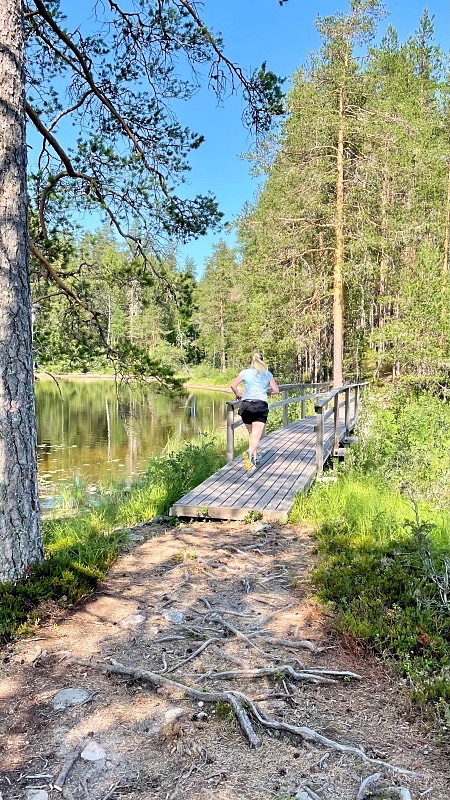 Kuikankierroksella polkujuoksemassa Petkeljärven kansallispuistossa