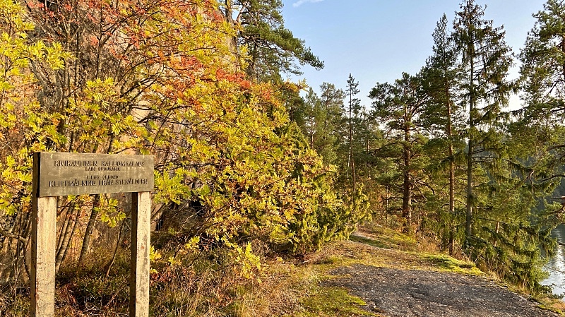 Alhaalla kivikautisilla maalauksilla Kirkkonummella