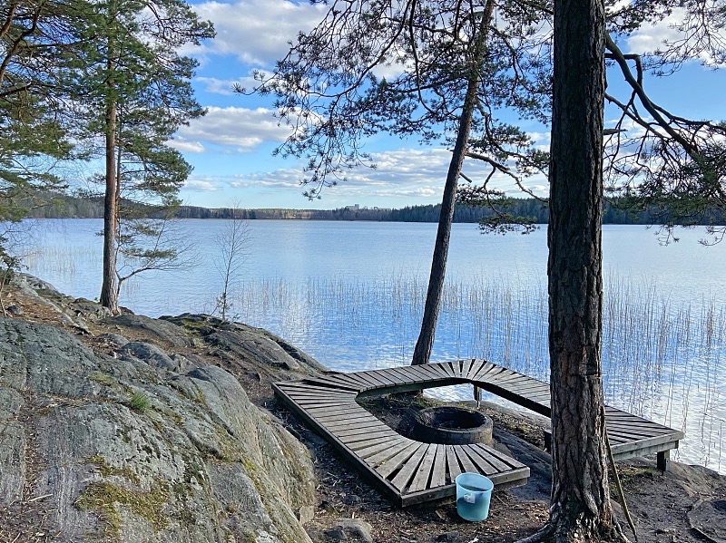Nuotiopaikka heti parkkipaikan vieressä