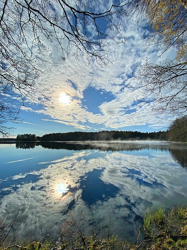 Heijastus tyyntä järveä vasten