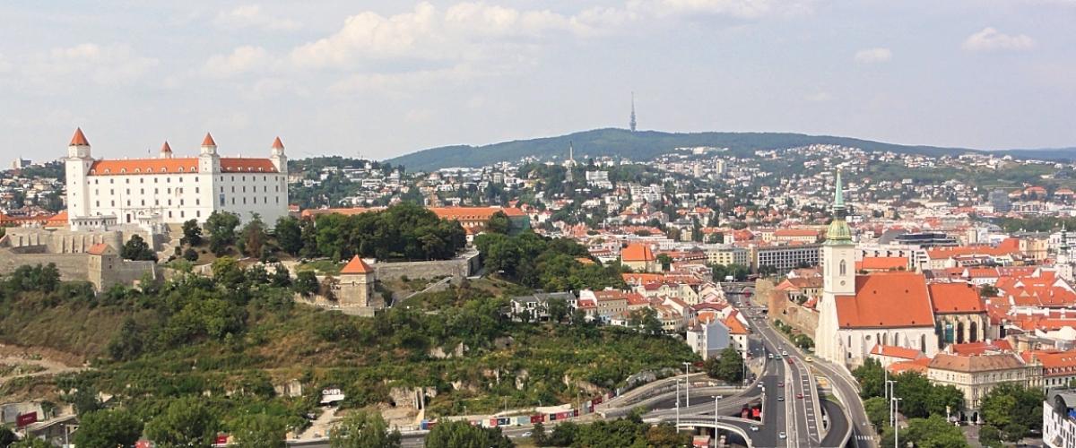 Bratislavan vanhakaupunki ja linna Ufosta kuvattuna