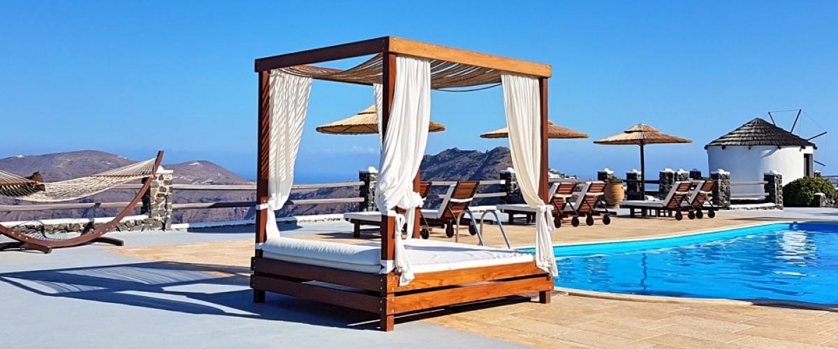 Santorini hotellin allasalue