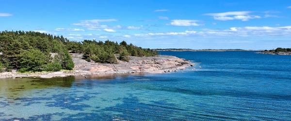 Örön saarella retkeilemässä hienoissa maisemissa