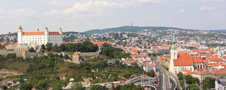 Bratislavan vanhakaupunki ja linna Ufosta kuvattuna
