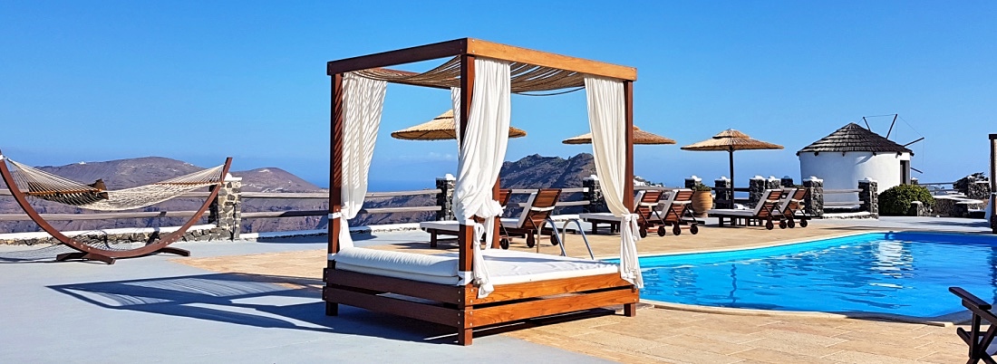 Santorini hotellin allasalue