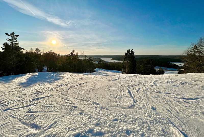 Teijo skin huipulla auringonlaskun aikaan