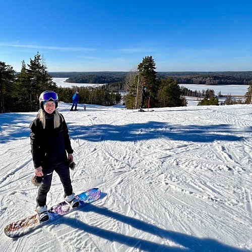 Teijo skissä lautailemassa