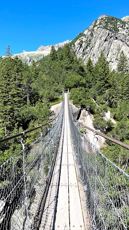 Riippusilta Gelmer funikulaarin vieressä Sveitsissä