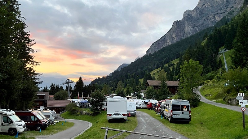 Täynnä oleva Kandersteg leirintäalue Sveitsissä