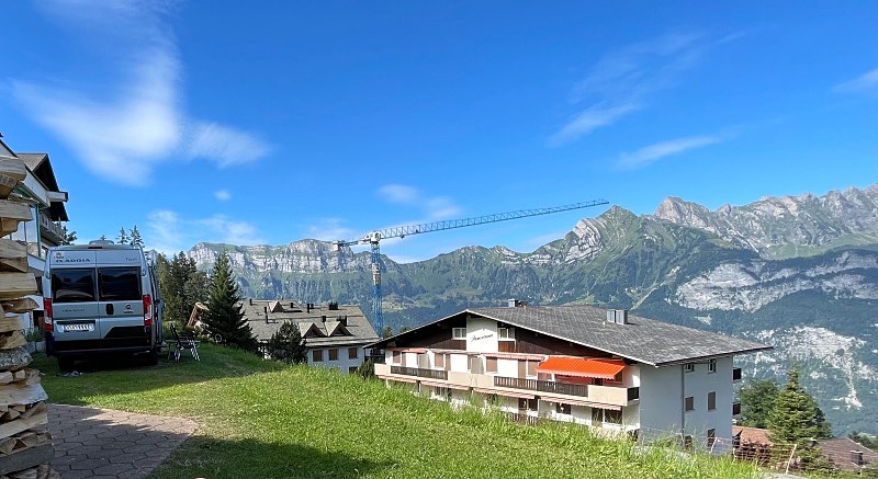 Tannenheim matkaparkki hotellin takana