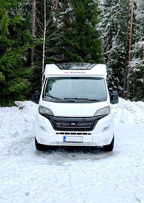 van-luokan matkailuauto edestä