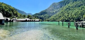 Kirkasvetinen Königssee järvi Saksassa