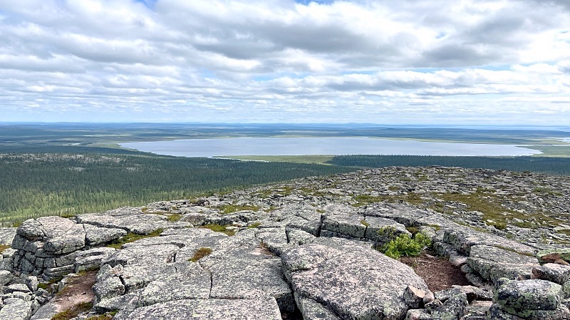Pyhä-Nattasen huipun maisemia.