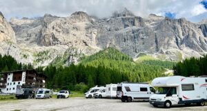 Matkaparkki Dolomiiteilla Plan de Gralbassa