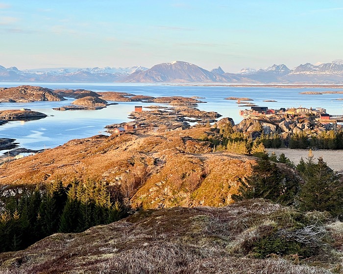 Lovund illalla lunnien katselupaikan suunnalta