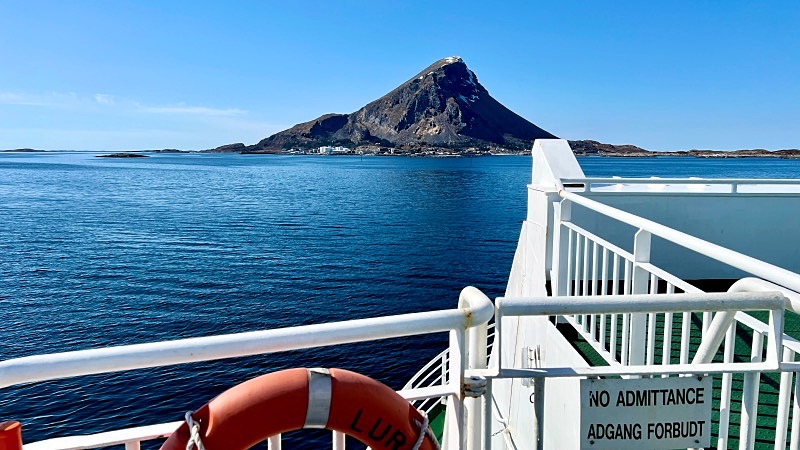 Lovund lautalta kuvattuna