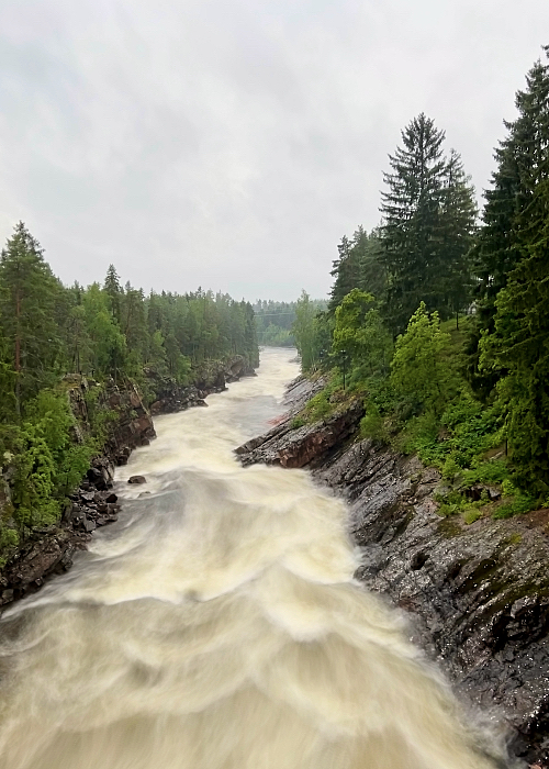 Imatran koski sillalta kuvattuna toiseen suuntaan.