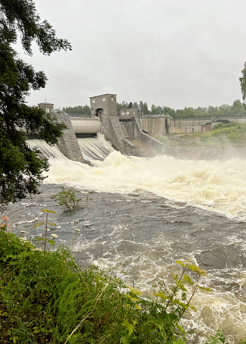 Imatran koskinäytös vesisateessa.