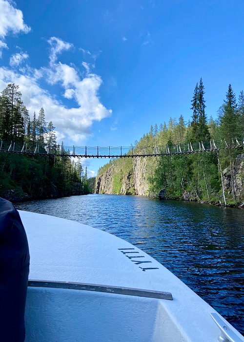 Julma-Ölkyn riippusilta kuvattuna veneestä käsin.