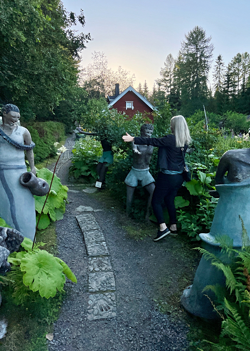 Parikkalan patsaspuisossa illan hämärtyessä.