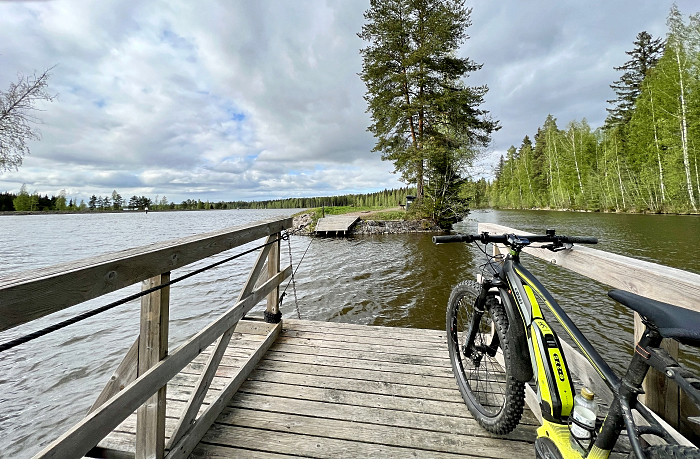 Pyörä köysilossin kyydissä Saimaan kanavan pyöräilyreitillä Lappeenrannassa.
