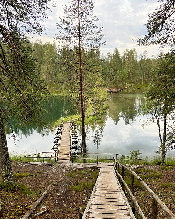 Soiperoisenpolun portaat ja järven ylitys.
