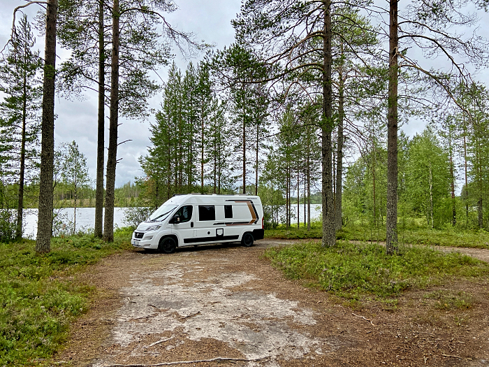 Retkeilyauton Soivan metsän läheisyydessä parkissa.