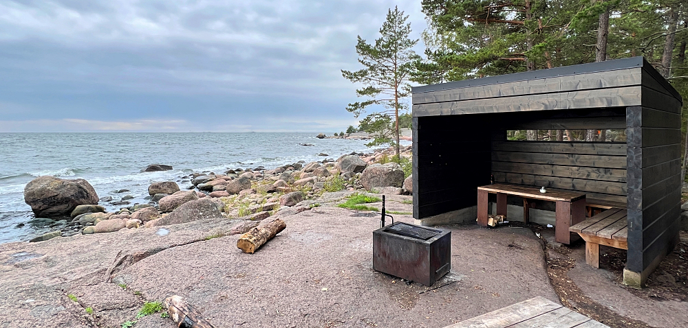 Varlaxudden nuotiopaikka merenrannalla kesällä.