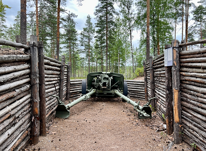 Virolahden bunkkerimuseo ulkomuseoalueen kalustoa.