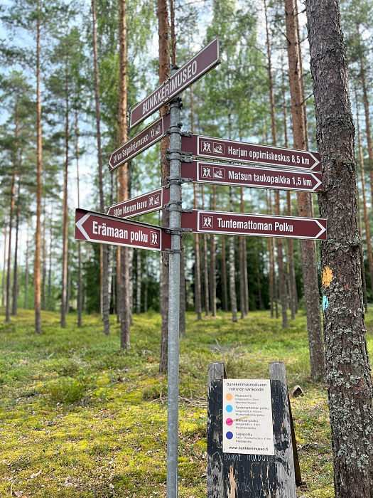 Virolahden bunkkerimuseon ulkoilureittien opasteviitat.