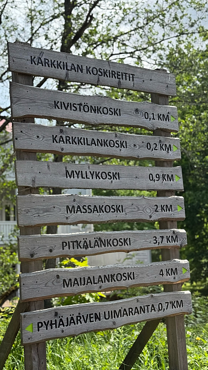 Opasteet, jossa on lueteltu kaikki Karkkilan koskireitin kosket ja kuinka pitkä matka minnekin.