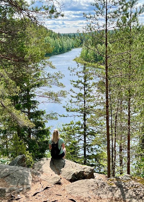Istumassa Ruuhilammen näköalapaikalla Karkkilassa.