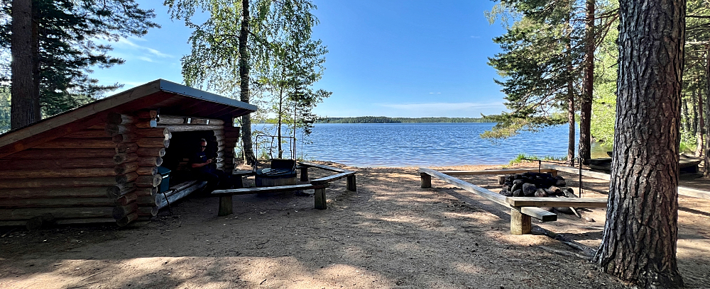 Leivonmäen kansallispuiston laavu hiekkarannalla.