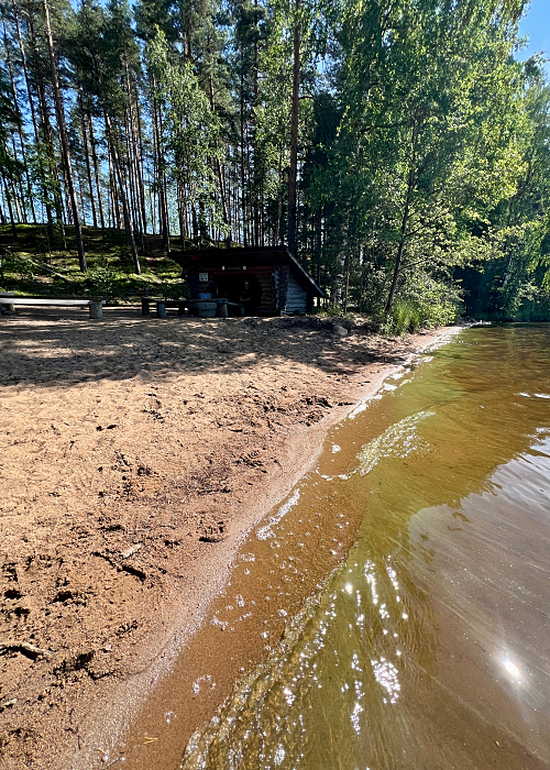 Joutsniemen laavu hiekkarannalla Leivonmäen kansallispuistossa.