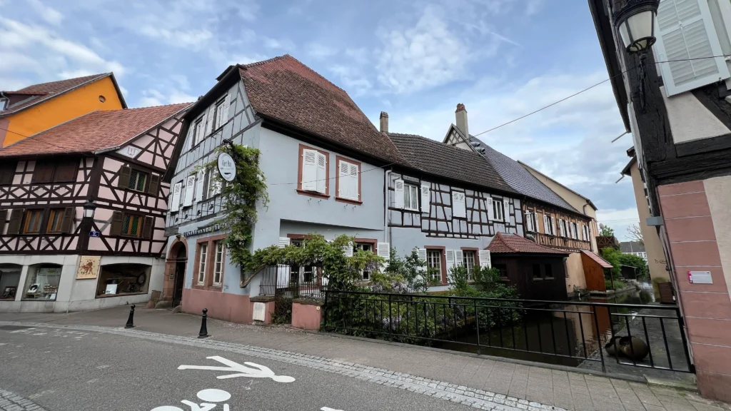 Matkailuautolla pienessä kylässä Ranskassa.