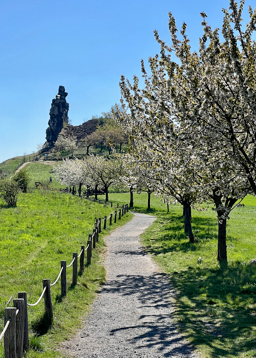 Teufelsmauer eli Paholaisen muurin kävelyreittiä keväällä.