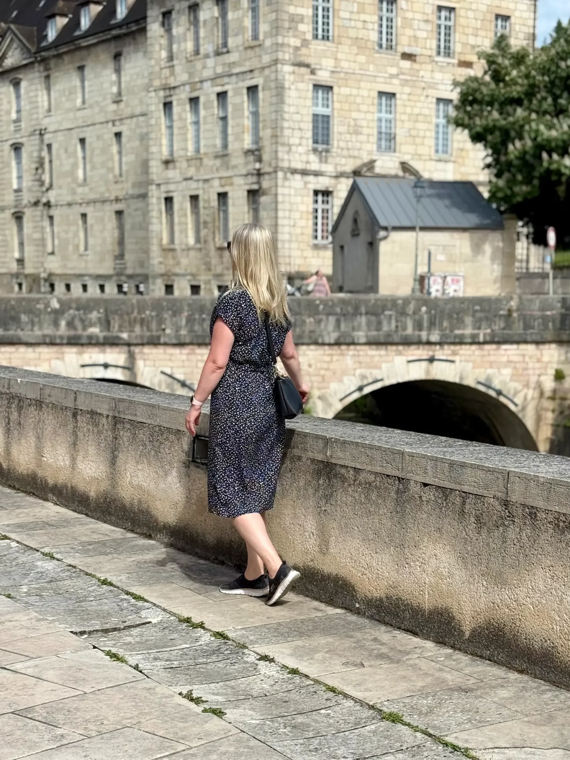 Dolen pelkistettyä kaupunkikuvaa.