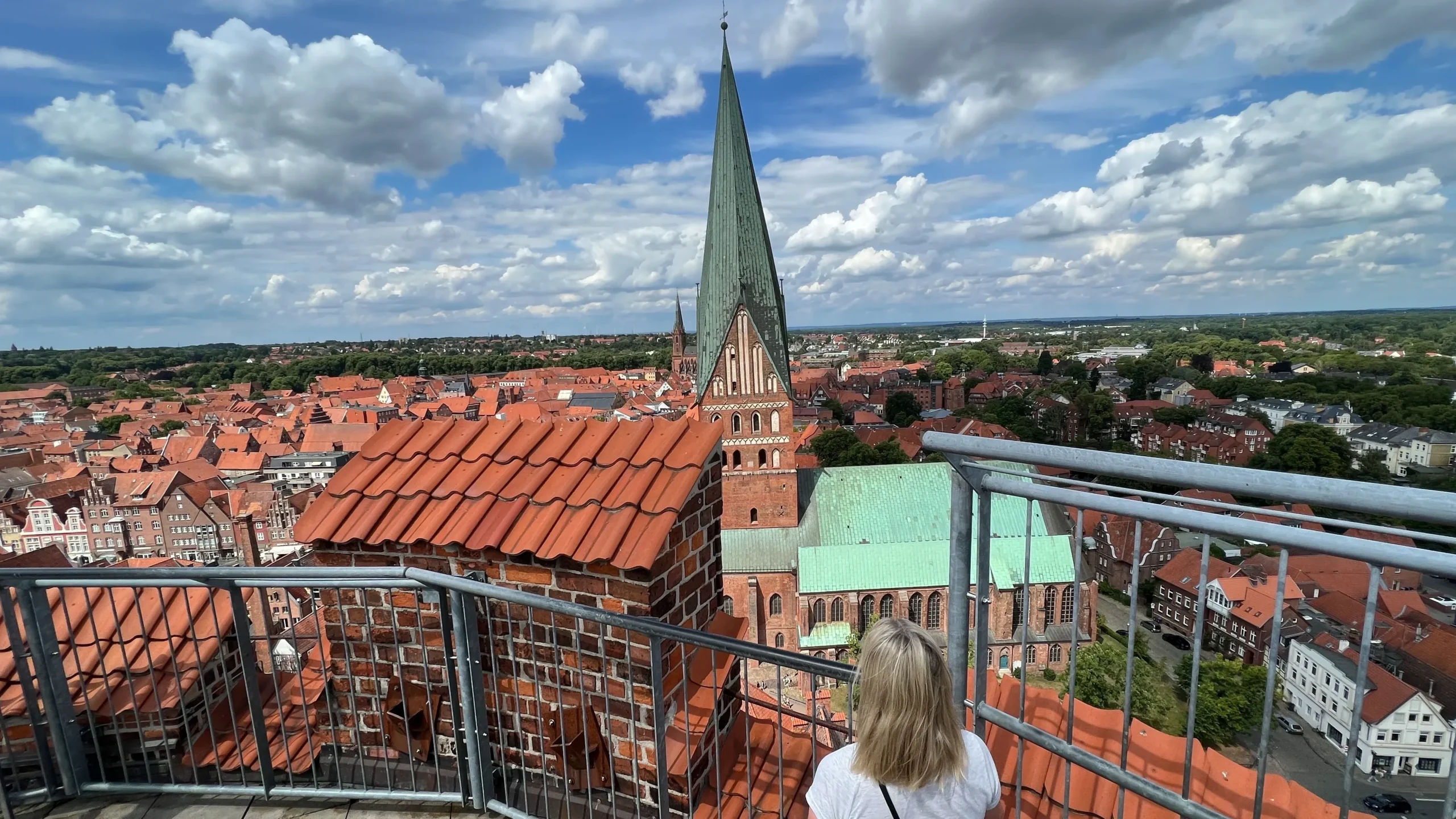 maisemat Lüneburgin vesitornin päältä punakattoisiin taloihin.