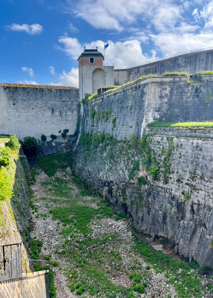 Citadelle de Besancon, kuva sillalta maksulliselle alueelle.