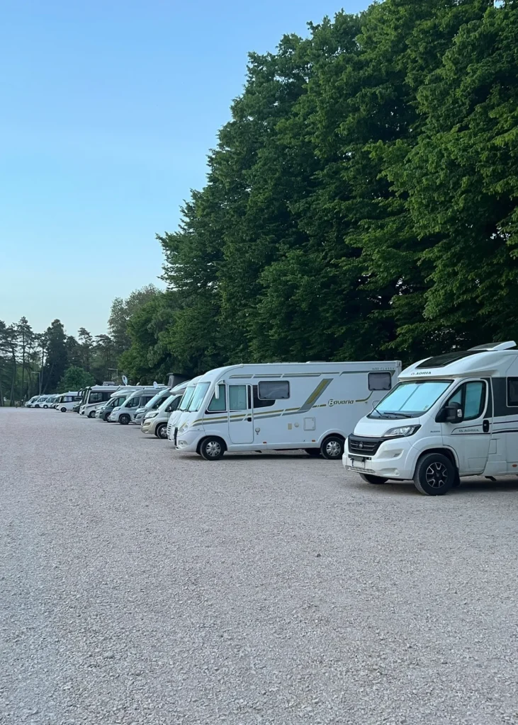 Dolen isolla hiekkakentällä matkailuautoja.