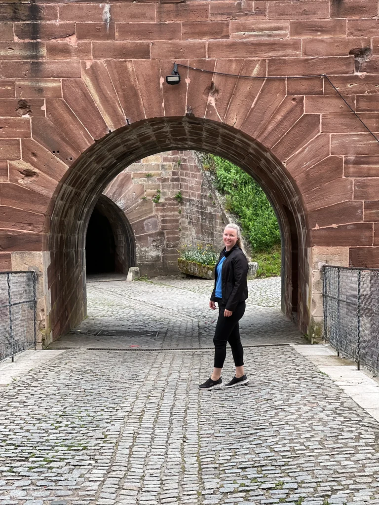 Balfortin linnoituksen mukulakivireitillä.