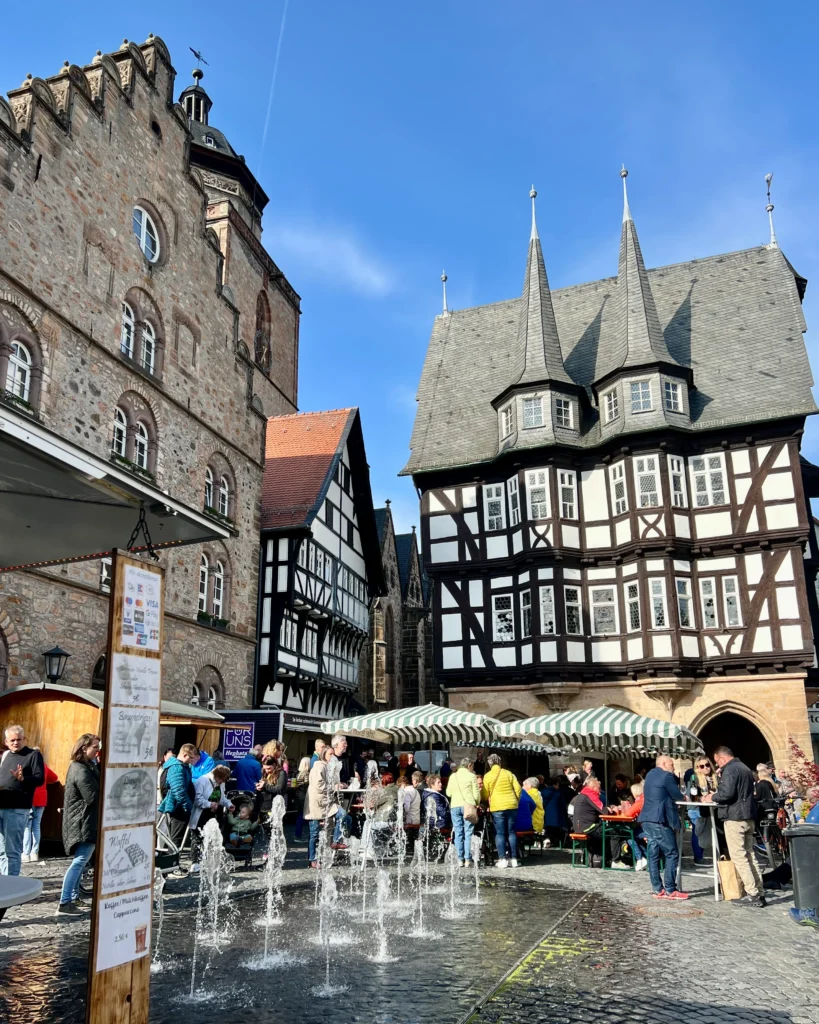 Alsfeldin histroriallista keskustaa Saksassa. Suihkulähde ja ristikkotaloja.