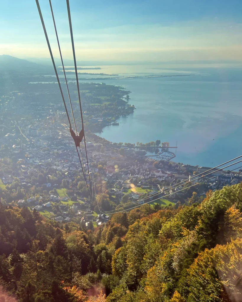 Pfänderbahn-köysihississä maisema Bodenseen suuntaan.