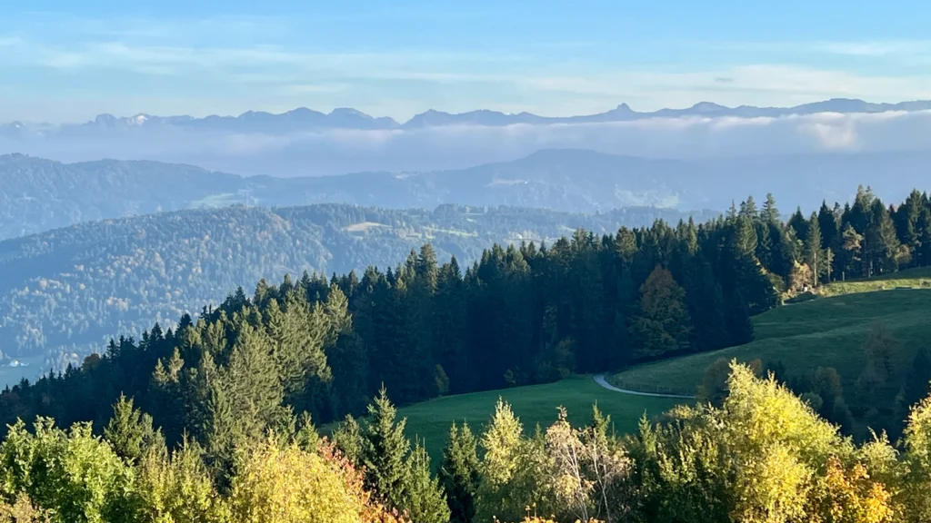 Maisema Pfänderbahn hissin ylhäältä alppien suuntaan.