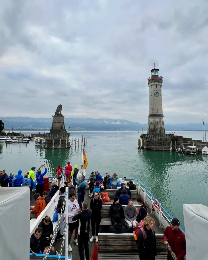 3 maan marathonilla, laiva on juuri saapunut Lindauhun ja juoksijoita runsaasti kannella.