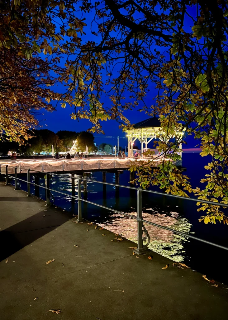 Bregenzissä Bodenseen rannalla ilta-aikaan.