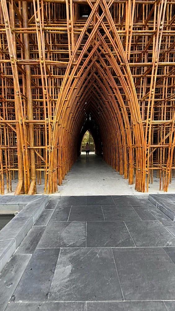 Grand Worldissä Vietnamissa täysin bambusta tehty taideteos.