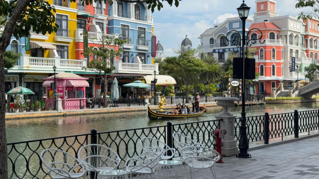 Grand Worldin venetsiassa gondoliajelulla Vietnamissa Phu Quocin saarella.