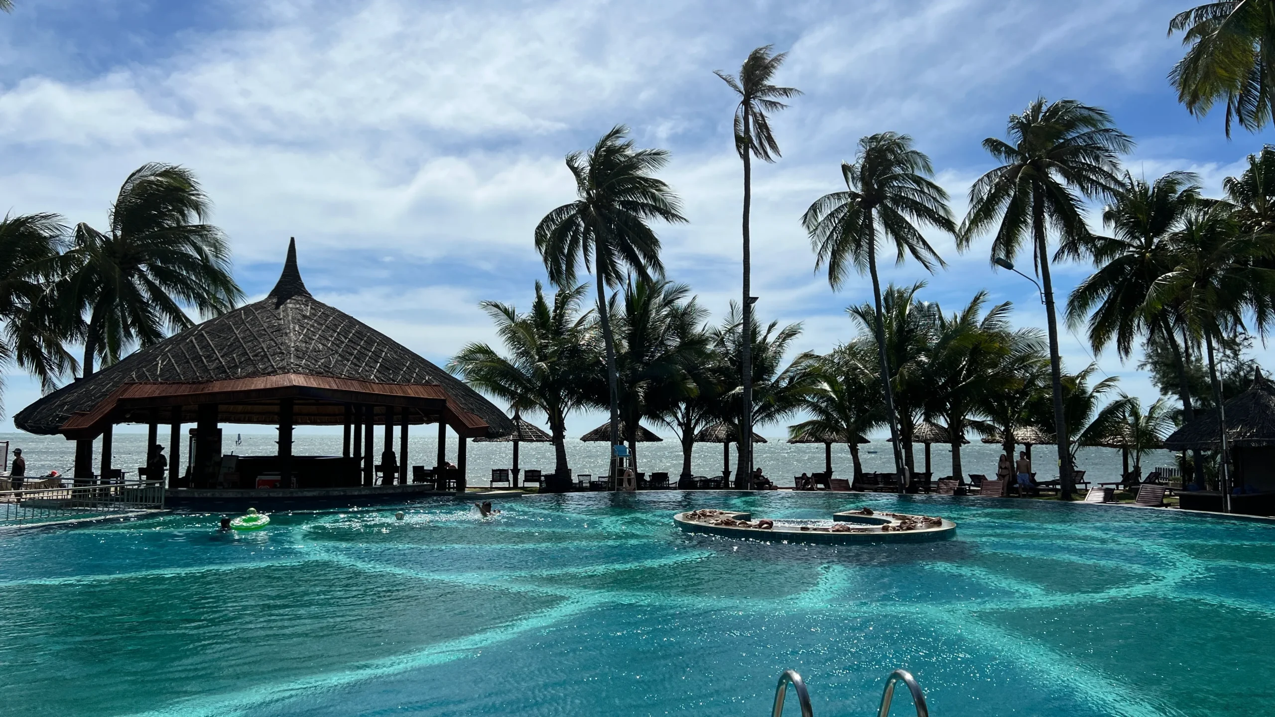 Mui ne hotellin uima-allasalue.